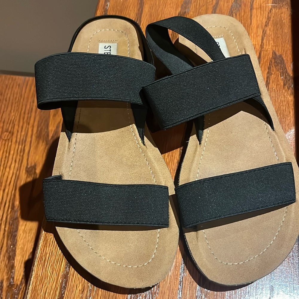 Flat sandals with elastic straps